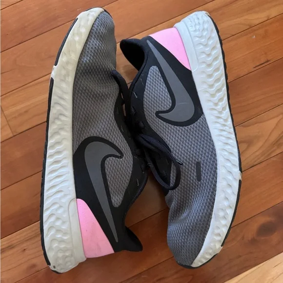 Nike Gray and Pink Athletic Shoes with React Foam Size 10 - Picture 4 of 5